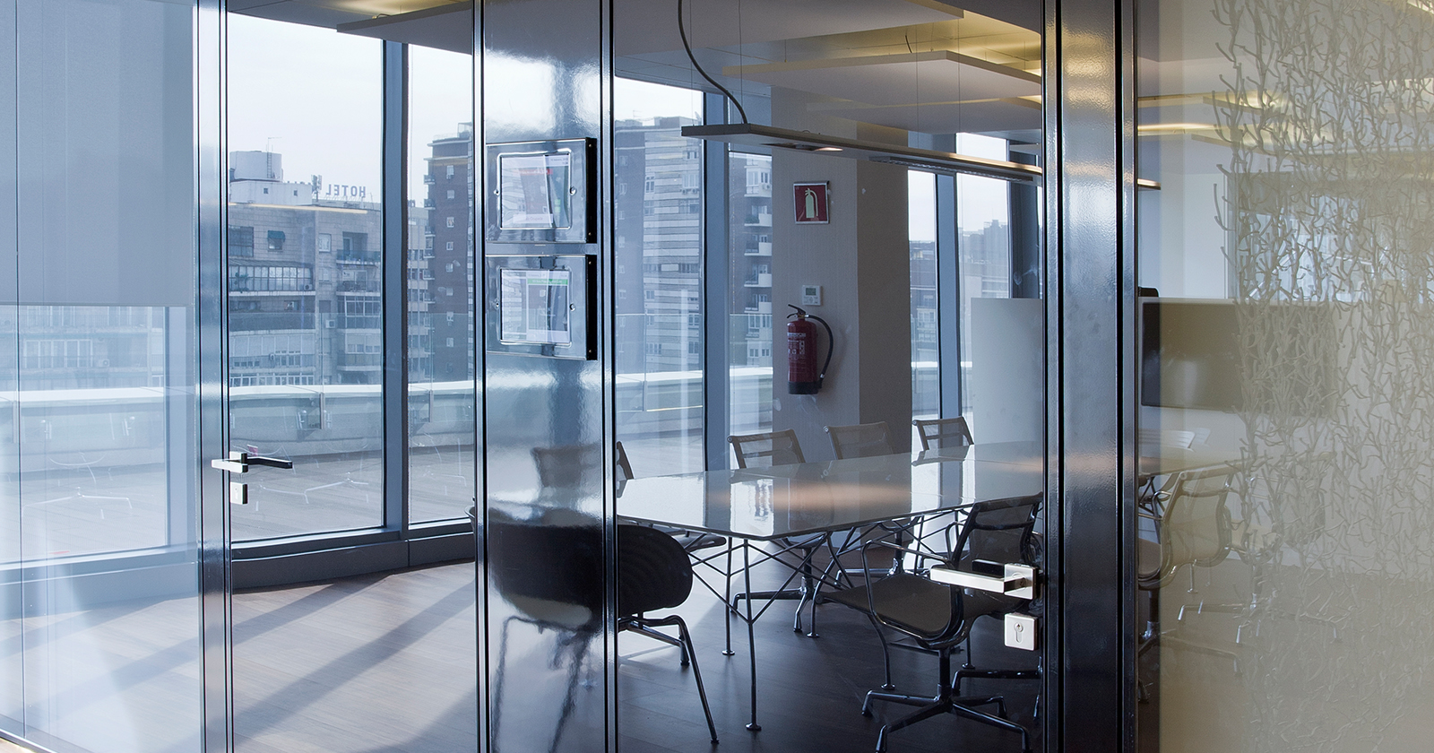 Continuous Double Glass Wall