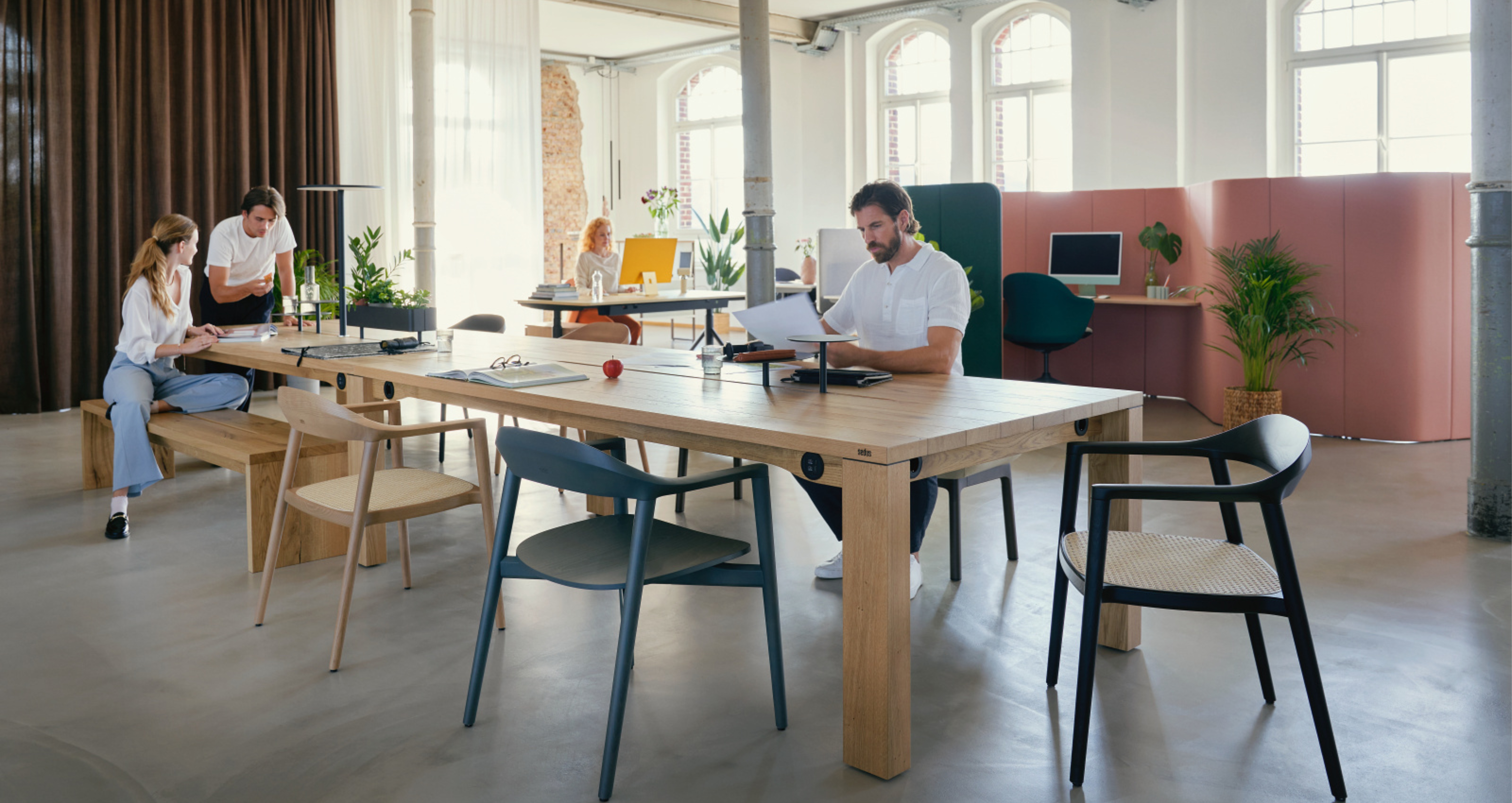 Se:café wooden chair